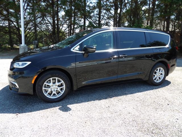 2024 Chrysler Pacifica Touring L's photo